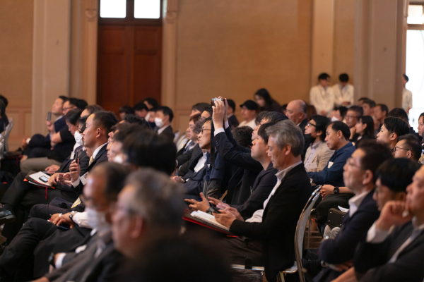 会場内 挙手をしている様子